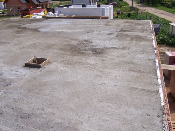 Kropit je nutné ihned po betonáži, jina beton popraská !